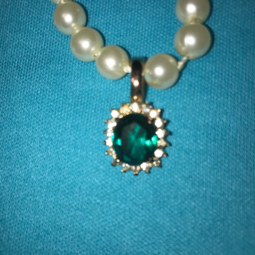 Pearls w/ Removable Green Pendant 20" Roman Brand